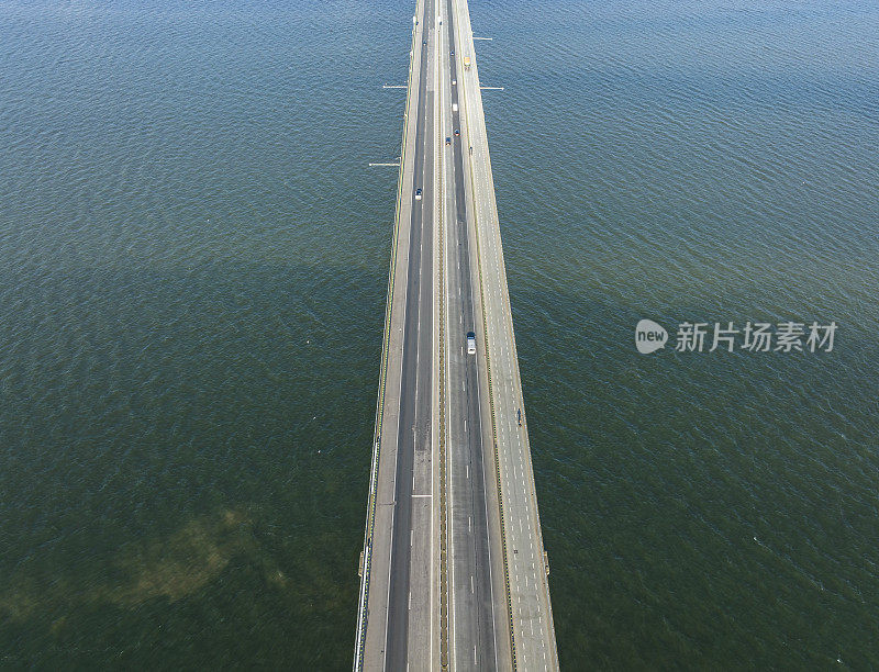 行驶在Ketelbrug A6高速公路上的车辆被无人机覆盖了